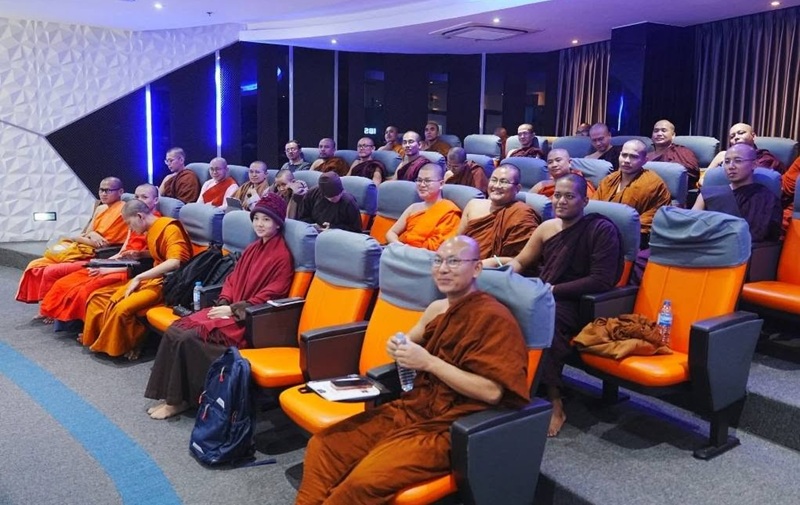 Ajahn Tiến sĩ Neminda (ngồi h&agrave;ng ghế đầu) c&ugrave;ng c&aacute;c tăng ni sinh tham dự buổi tọa đ&agrave;m
