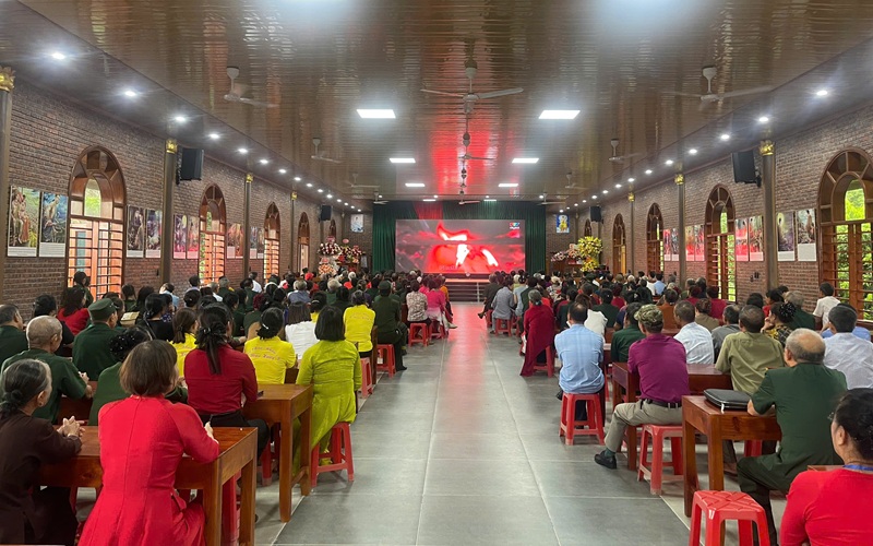 Tr&igrave;nh chiếu phim tư liệu