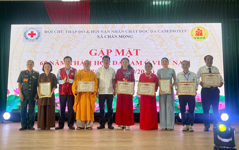 Trao tặng 