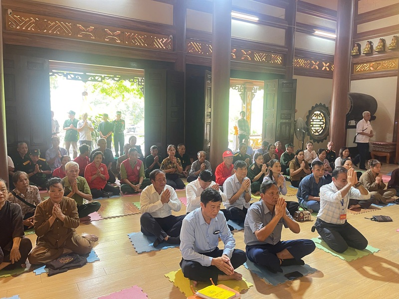 C&ugrave;ng ni&ecirc;m hương bạch Phật, cầu nguyện b&igrave;nh an