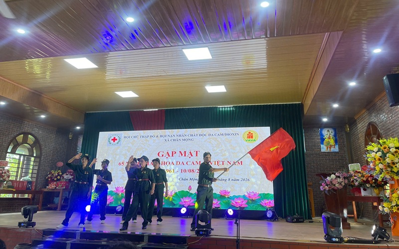 Đo&agrave;n văn c&ocirc;ng Cựu thanh ni&ecirc;n xung phong x&atilde; Ch&acirc;n Mộng thể hiện tiết mục m&uacute;a trong nền nhạc ca kh&uacute;c: B&aacute;c vẫn đang c&ugrave;ng ch&uacute;ng ch&aacute;u h&agrave;nh qu&acirc;n.