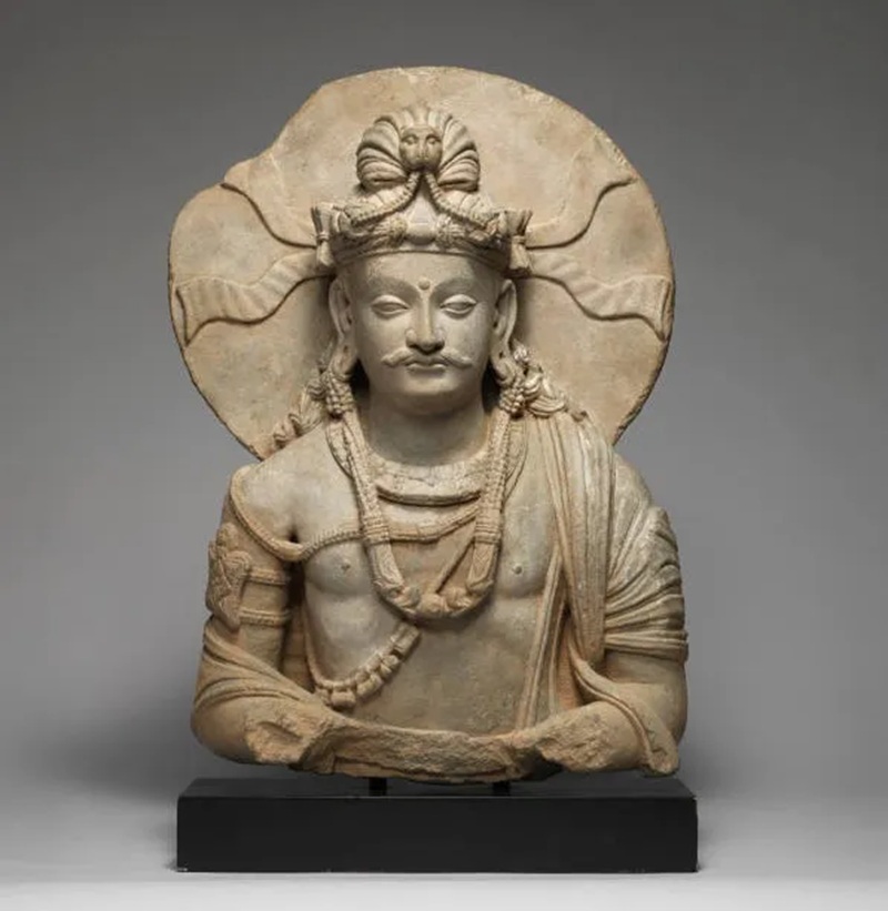 Th&aacute;i tử Siddhartha Gautama được thể hiện trong h&igrave;nh tướng một vị Bồ-t&aacute;t. Những m&oacute;n trang sức ho&agrave;ng gia cho thấy địa vị th&aacute;i tử; vầng h&agrave;o quang ph&iacute;a sau đầu biểu thị thi&ecirc;n mệnh gi&aacute;c ngộ của Ng&agrave;i. Gandhara, Đế quốc Kushan, khoảng thế kỷ II&ndash;III. | Tặng phẩm của Anne Cox Chambers / Bảo t&agrave;ng Michael C. Carlos, Đại học Emory / Creative Commons