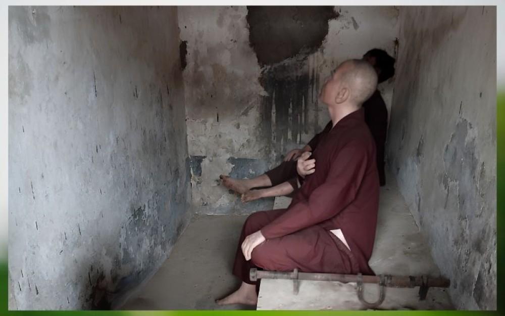 Áo cà sa trong chuồng cọp
