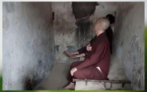 Áo cà sa trong chuồng cọp