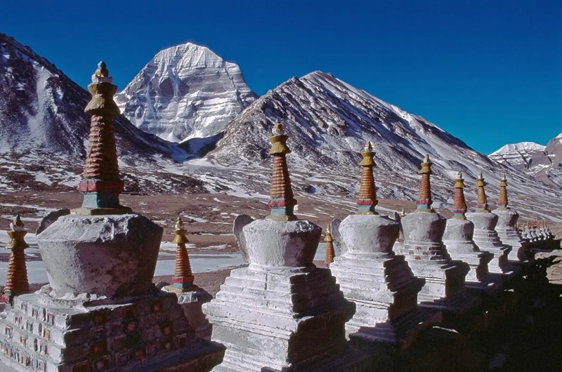N&uacute;i Kailash, T&acirc;y Tạng. Nhiều Phật tử xem Kailash l&agrave; trung t&acirc;m của tr&aacute;i đất v&agrave; l&agrave; biểu tượng cho th&agrave;nh tựu cao nhất của sự gi&aacute;c ngộ vi&ecirc;n m&atilde;n. | Ảnh: Raimond Klavins.