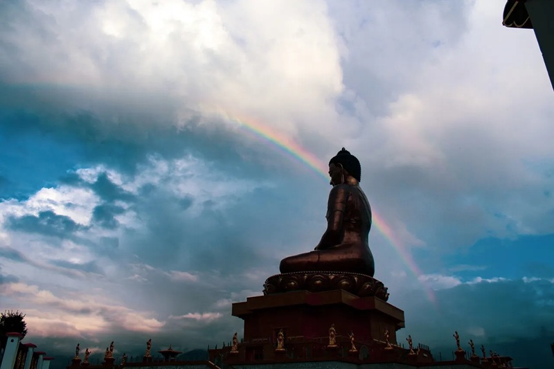 B&oacute;ng tượng Phật dưới cầu vồng. | Unsplash.
