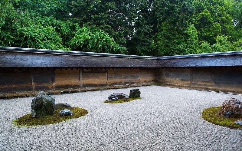 Vườn Karesansui tại ch&ugrave;a Ryōan-ji. | Casey Yee / Flickr, Creative Commons.
