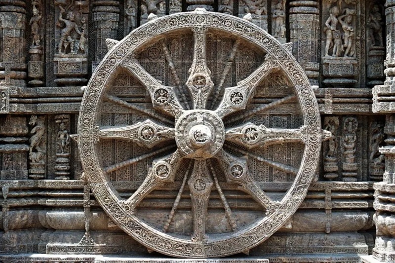 Ph&aacute;p lu&acirc;n t&aacute;m nan, biểu tượng của B&aacute;t Th&aacute;nh đạo. Đền Mặt Trời Konark, Odisha (Orissa), Ấn Độ, khoảng năm 1200 CN. | Flickr, Creative Commons.
