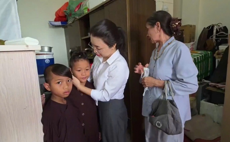 Người d&acirc;n hỗ trợ kiểm tra c&aacute;c vết thương tr&ecirc;n cơ thể ch&uacute; tiểu sau khi ph&aacute;t hiện sự việc. Ảnh cắt từ clip. (Nguồn: VOV.vn)