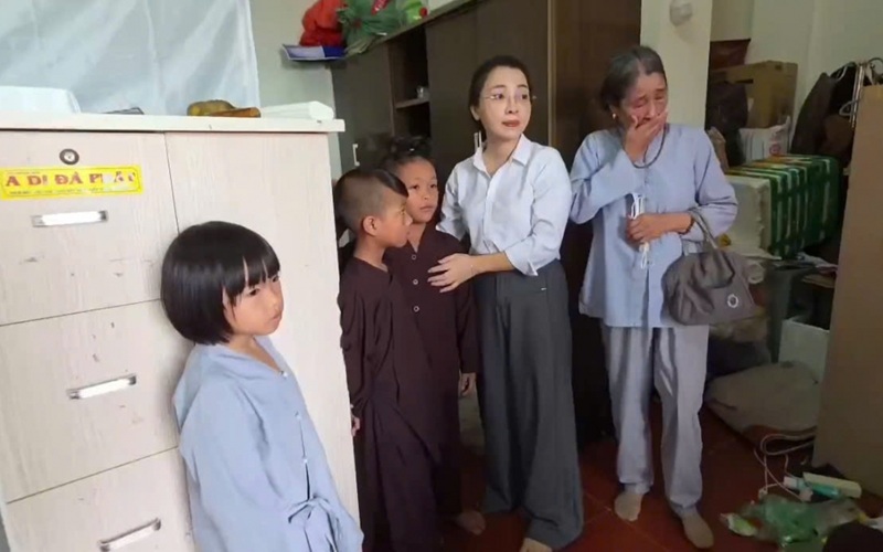 Người d&acirc;n hỗ trợ kiểm tra c&aacute;c vết thương tr&ecirc;n cơ thể ch&uacute; tiểu sau khi ph&aacute;t hiện sự việc. Ảnh cắt từ clip. (Nguồn: VOV.vn)