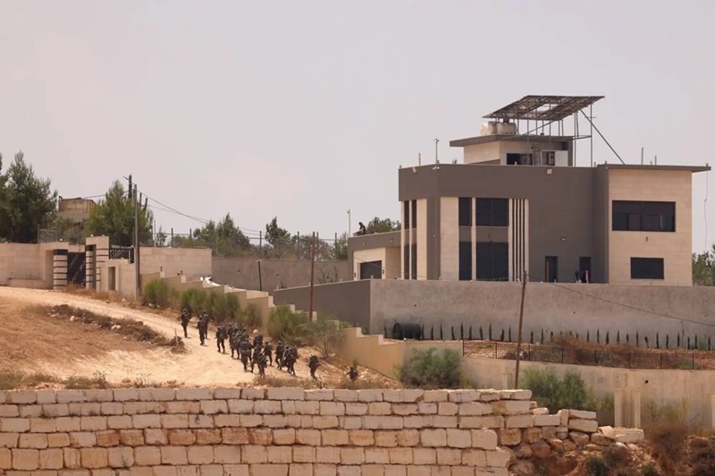 Binh l&iacute;nh Israel tiến v&agrave;o thị trấn Qusra, ph&iacute;a nam Nablus, Bờ T&acirc;y, trong một cuộc đột k&iacute;ch qu&acirc;n sự, ng&agrave;y 16 th&aacute;ng 8 năm 2026. (EPA)