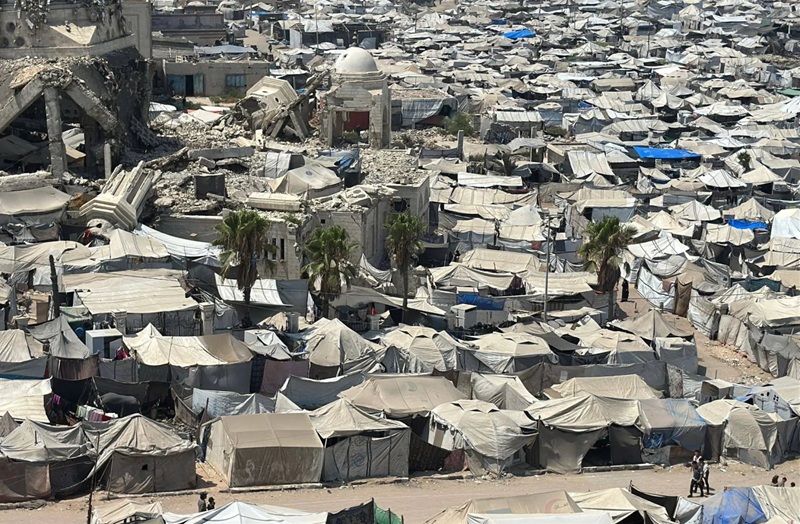 Ng&agrave;y 15 th&aacute;ng 8 năm 2026, L&atilde;nh thổ Palestine, Gaza: Những chiếc lều che chở người d&acirc;n Palestine bị buộc phải di dời chen ch&uacute;c tr&ecirc;n b&atilde;i biển, khi bờ biển trở th&agrave;nh nơi tr&uacute; ẩn cho h&agrave;ng ngh&igrave;n người phải rời bỏ qu&ecirc; hương từ nhiều khu vực kh&aacute;c nhau của Dải Gaza do chiến tranh. (dpa)