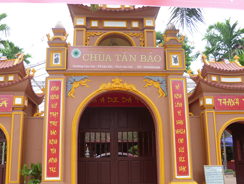 Ch&ugrave;a T&acirc;n Bảo c&ograve;n c&oacute; t&ecirc;n gọi kh&aacute;c l&agrave; ch&ugrave;a L&ecirc; Lợi, tọa lạc b&ecirc;n bờ s&ocirc;ng Nậm Thi, gi&aacute;p ranh với bi&ecirc;n giới hai nước Việt &ndash; Trung (tại cửa khẩu H&agrave; Khấu, V&acirc;n Nam, Trung Quốc ).

Trước đ&acirc;y vị tr&iacute; ch&ugrave;a nằm tại ch&acirc;n n&uacute;i Mai Lĩnh, th&ocirc;n T&acirc;n Bảo, x&atilde; L&atilde;o Nhai, tỉnh Hưng H&oacute;a, hi&ecirc;̣n nay thuộc tổ 7, phường L&agrave;o Cai, thị x&atilde; L&agrave;o Cai, tỉnh L&agrave;o Cai.