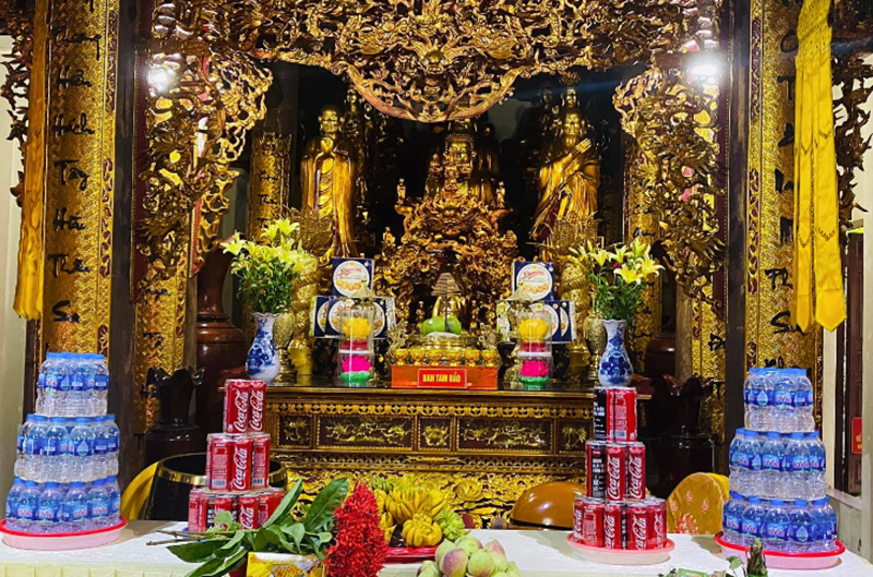 Ban Tam Bảo tại ch&ugrave;a 