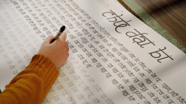 Chép kinh Phật "dưỡng thân - rèn tâm"
