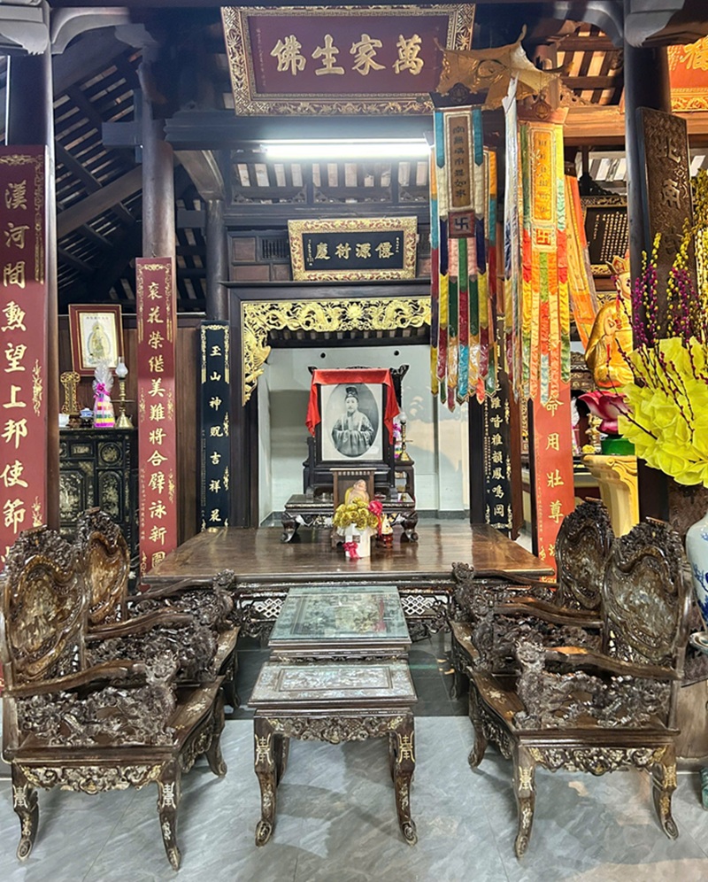 To&agrave;n cảnh kh&ocirc;ng gian thờ cụ Ưng B&agrave;ng trong phủ đệ tọa lạc 26 T&ocirc; Hiến Th&agrave;nh, Th&agrave;nh Phố Huế.