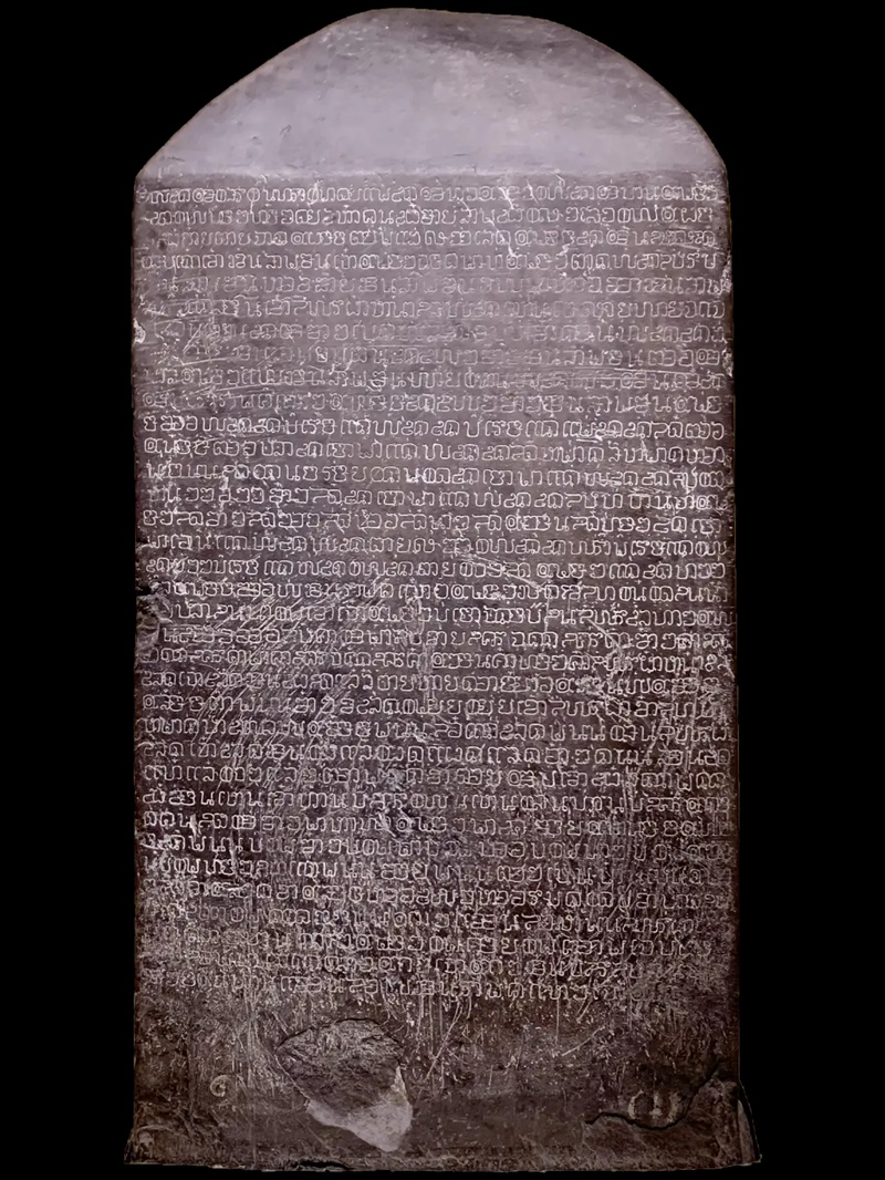 Bia đ&aacute; Ramkhamhaeng được cho l&agrave; v&iacute; dụ cổ nhất c&ograve;n tồn tại về chữ viết Th&aacute;i Lan.
