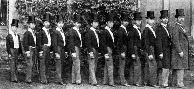 Chulalongkorn v&agrave; một số con trai của &ocirc;ng tại trường Eton.
