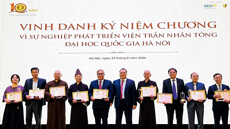 Viện Trần Nh&acirc;n T&ocirc;ng trao tặng Kỷ niệm chương &ldquo;V&igrave; sự nghiệp ph&aacute;t triển của Viện&rdquo; cho c&aacute;c c&aacute; nh&acirc;n ti&ecirc;u biểu.&nbsp;Ảnh: ND