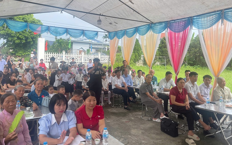 Văn nghệ ch&agrave;o mừng -  tiết mục m&uacute;a  c&ugrave;ng những 