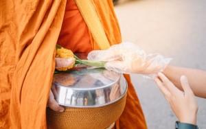 Phân biệt cúng dường