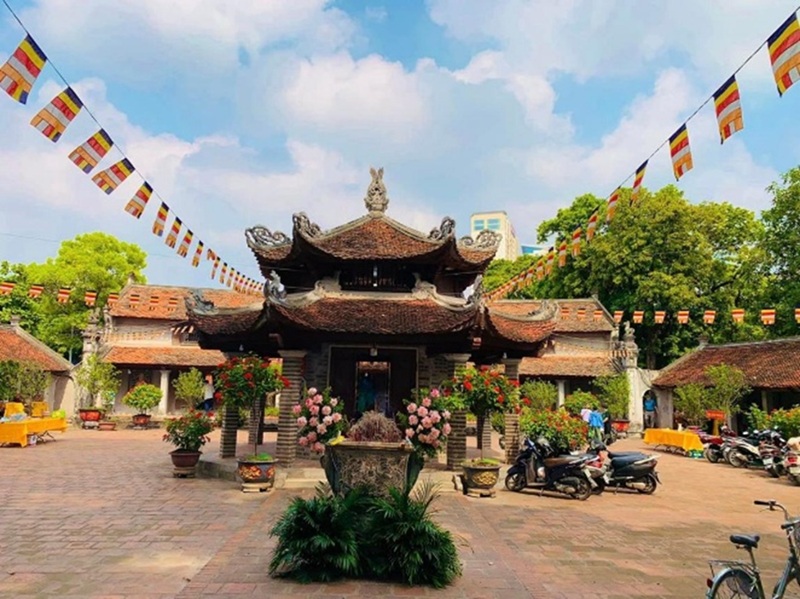 H&igrave;nh minh họa: Kiến tr&uacute;c ch&ugrave;a cổ Việt Nam trong kh&ocirc;ng gian cộng đồng. Ảnh được t&aacute;c giả cung cấp.