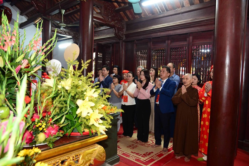 D&acirc;ng hương, đỉnh lễ Tam Bảo