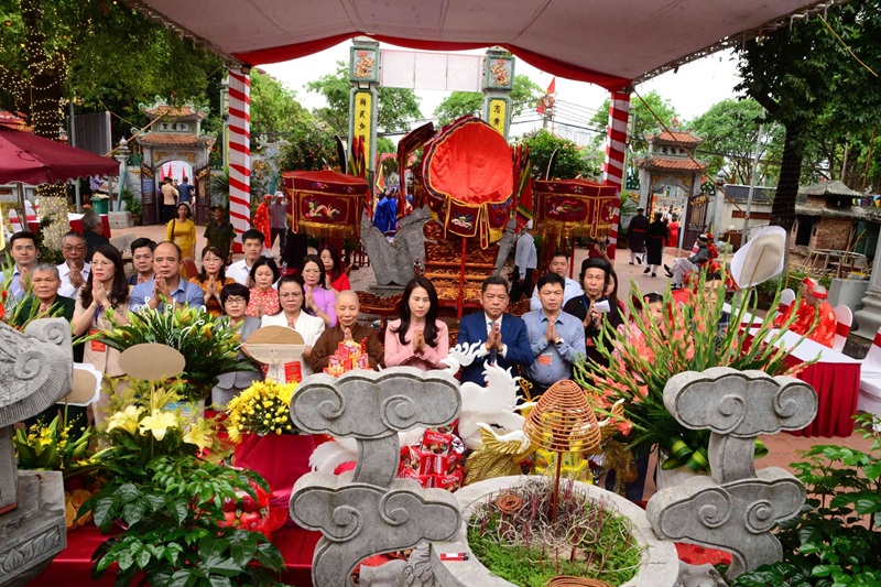 D&acirc;ng hương tại đ&igrave;nh Th&uacute;y Lĩnh tại Lễ hội rước nước ba l&agrave;ng. Ảnh được t&aacute;c giả cung cấp.