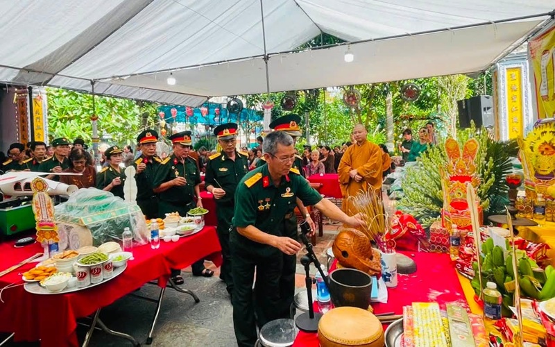 Đại lễ cầu si&ecirc;u, tri &acirc;n c&aacute;c anh h&ugrave;ng liệt sĩ. Ảnh được t&aacute;c giả cung cấp.