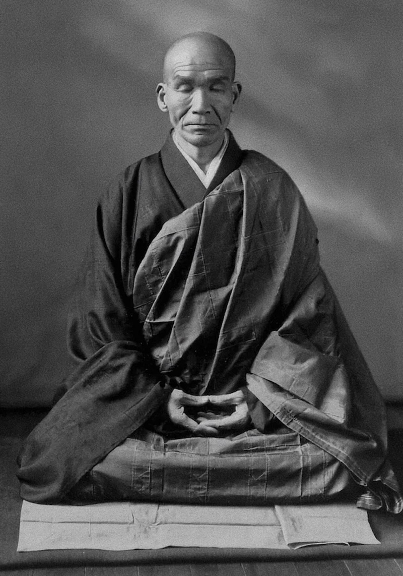 Kodo Sawaki ngồi thiền Zazen, năm 1920. Nguồn: wikimedia.org