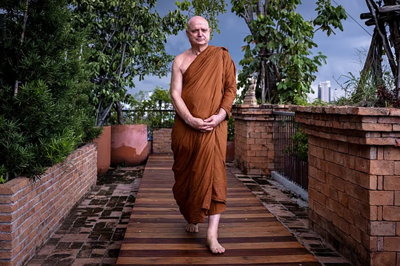 Tăng sĩ người Anh &ndash; Th&aacute;i Shaun Chiverton, nay được biết đến với ph&aacute;p danh Ajahn Jayasaro, đi bộ tr&ecirc;n lối thiền h&agrave;nh tại Bangkok.
Ảnh: AFP