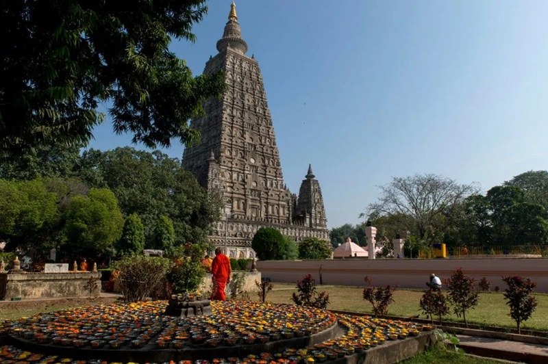 Một nh&agrave; sư viếng thăm ch&ugrave;a Mahabodhi ở Bodhgaya, Ấn Độ, địa điểm h&agrave;nh hương Phật gi&aacute;o linh thi&ecirc;ng nhất, nơi Đức Phật được cho l&agrave; đ&atilde; gi&aacute;c ngộ dưới gốc c&acirc;y Bồ đề. | Fran&ccedil;ois-Olivier Dommergues / Alamy Stock Photo
