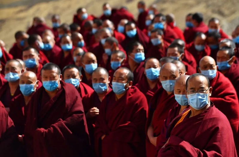 C&aacute;c nh&agrave; sư Phật gi&aacute;o tham dự buổi lễ tại ch&ugrave;a Gandan ở Lhasa, T&acirc;y Tạng. | Chogo/Xinhua/Alamy Live News