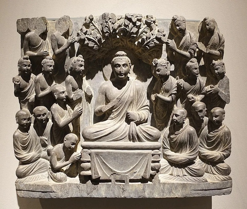 Đức Phật thuyết ph&aacute;p cho c&aacute;c t&iacute;n đồ đầu ti&ecirc;n, Gandhara, thế kỷ 2-3 sau C&ocirc;ng nguy&ecirc;n | Bảo t&agrave;ng D&acirc;n tộc học, Berlin / Wikimedia Commons