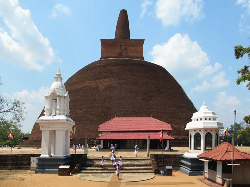 Abhayagiri Dagoba thế kỷ thứ 2 trước C&ocirc;ng nguy&ecirc;n ở Anuradhapura, Sri Lanka, l&agrave; địa điểm của một tu viện cổ. | Ảnh của David Stanley / Flickr Creative Commons