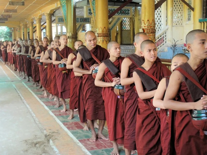Giờ ăn trưa nhộn nhịp tại một tu viện ở Myanmar | pxhere Creative Commons