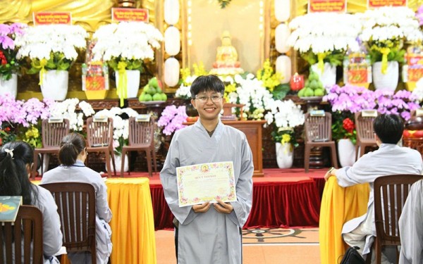Nữ sinh lớp 12 tìm về Tam Bảo, phát nguyện quy y tại chùa Giác Ngộ