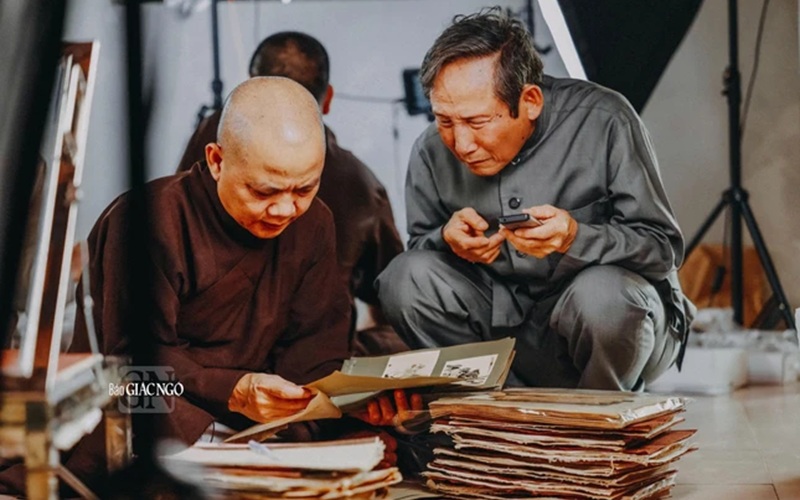 GS L&ecirc; Mạnh Th&aacute;t, Thượng tọa Th&iacute;ch Kh&ocirc;ng Nhi&ecirc;n b&ecirc;n những t&agrave;i liệu xưa trong một dịp thống k&ecirc;, sao lục di sản tại c&aacute;c ch&ugrave;a ở Huế - Ảnh: Ph&ugrave;ng Anh Quốc