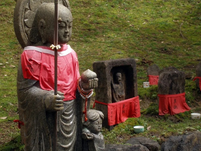 Tượng Jizo ở Nara, Nhật Bản. Tại một số v&ugrave;ng Đ&ocirc;ng &Aacute;, c&aacute;c nghi lễ tưởng niệm được tổ chức cho những người đ&atilde; trải qua thai chết lưu, sảy thai hoặc ph&aacute; thai. Lễ vật được d&acirc;ng l&ecirc;n bồ t&aacute;t Địa Tạng, được biết đến với t&ecirc;n gọi Jizo ở Nhật Bản, người được cho l&agrave; bảo hộ cho trẻ em. | Tomi M&auml;kitalo / Panoramio Creative Commons