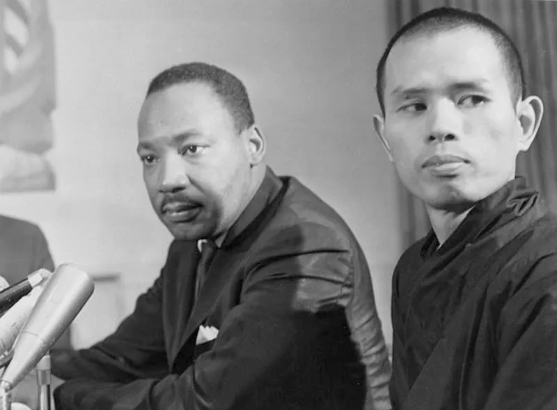 Thiền sư Th&iacute;ch Nhất Hạnh c&ugrave;ng Tiến sĩ Martin Luther King Jr. tại một cuộc họp b&aacute;o chung v&agrave;o ng&agrave;y 31 th&aacute;ng 5 năm 1966, tại Kh&aacute;ch sạn Sheraton Chicago | Ảnh do Cộng đồng Phật gi&aacute;o dấn th&acirc;n L&agrave;ng Mai cung cấp.