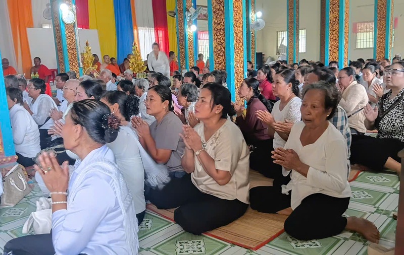 Ph&acirc;̣t tử t&ecirc;̀ tụ v&ecirc;̀ làm l&ecirc;̃ bái Tam Bảo và thàng kính d&acirc;n cơm đ&ecirc;́n các vị sư trong chùa.

