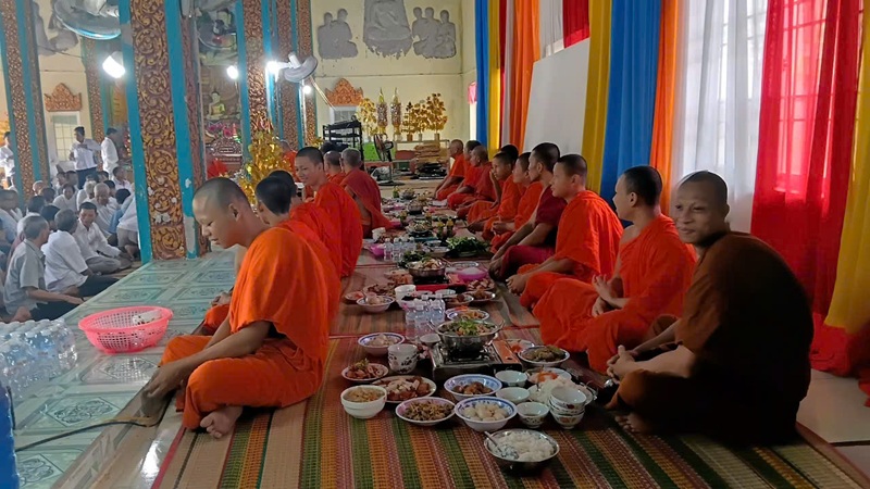 Các vị sư chùa Đìa Mu&ocirc;̀n tụng kinh h&ocirc;̀i hướng cho đ&ocirc;̀ng bào ph&acirc;̣t tử theo truy&ecirc;̀n th&ocirc;́ng Ph&acirc;̣t Giáo Nam t&ocirc;ng Khmer. 