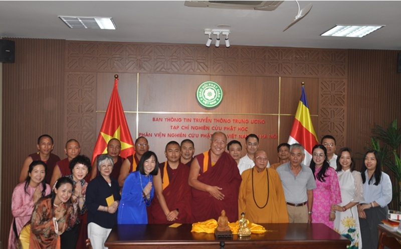 C&ugrave;ng chụp h&igrave;nh lưu niệm
