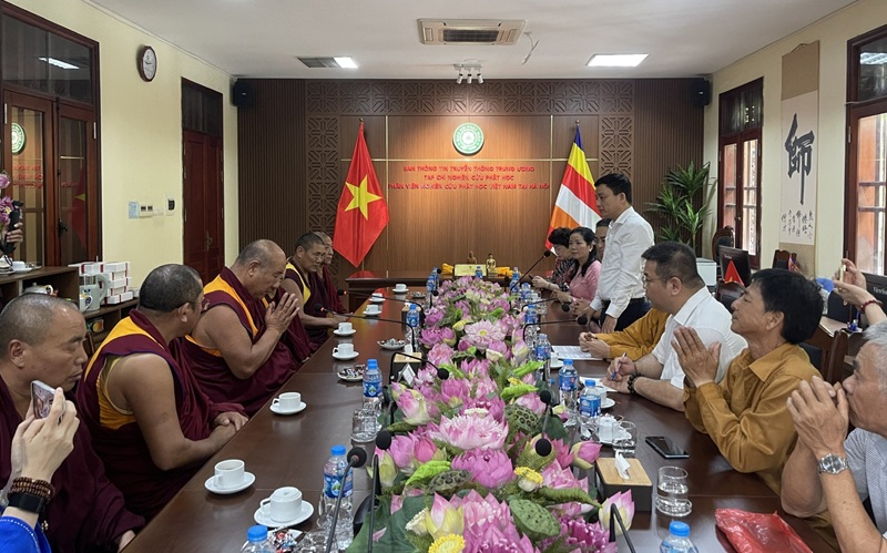 Cư sĩ Giới Minh, Trưởng ban Bi&ecirc;n tập Tạp ch&iacute; NCPH ph&aacute;t biểu tại buổi gặp mặt