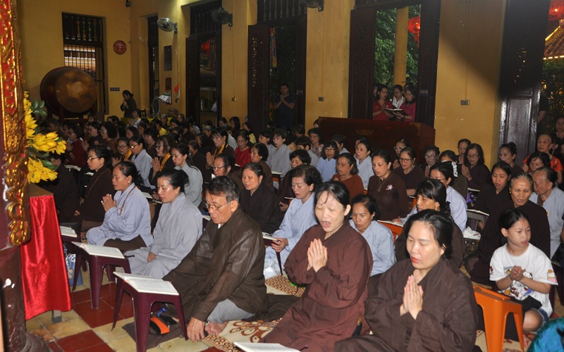 Phật tử tham gia sinh hoạt, tụng kinh h&agrave;ng ng&agrave;y tại ch&ugrave;a.