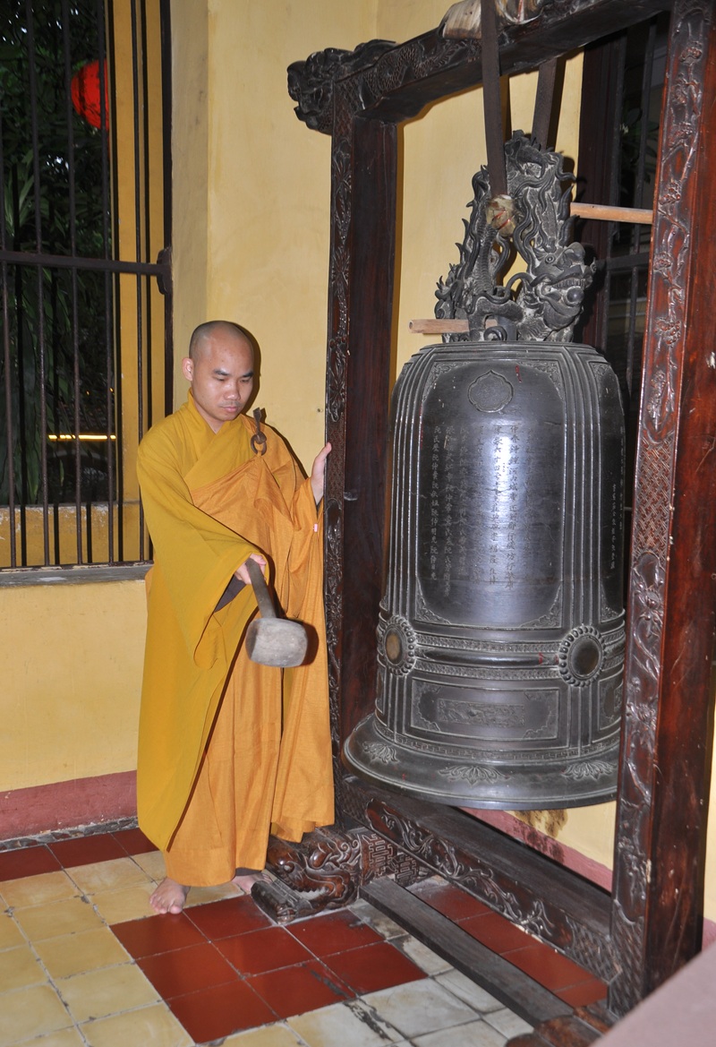 Thỉnh chu&ocirc;ng tại ch&iacute;nh điện. 
Lắng l&ograve;ng nghe lắng l&ograve;ng nghe 
Tiếng chu&ocirc;ng huyền diệu đưa về nhất t&acirc;m

