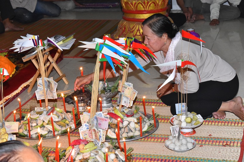 B&agrave; Thị Rel (ấp Đường Đ&agrave;o, x&atilde; Hồ Thị Kỷ), c&aacute;c thế hệ trong gia đ&igrave;nh cũng đang c&ugrave;ng nhau chuẩn bị lễ vật để mang l&ecirc;n ch&ugrave;a. B&agrave; Nhung tỉ mỉ xếp từng vắt cơm, chuẩn bị đĩa hoa quả v&agrave; tiền lẻ đặt l&ecirc;n m&acirc;m tr&ograve;n.
