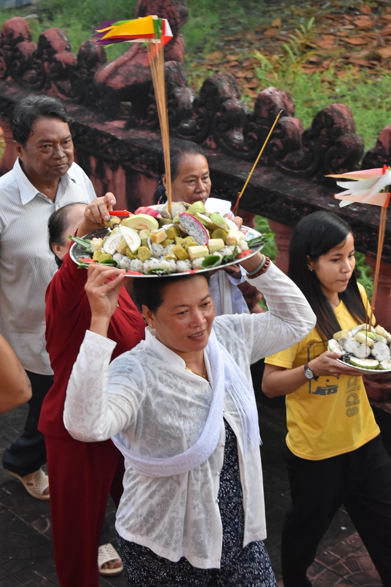 Bà Hữu Thị Nhung (ấp Đường Đ&agrave;o, x&atilde; Hồ Thị Kỷ) đang đ&ocirc;̣i m&acirc;m tr&ograve;n cơm vắt vòng quanh Chánh đi&ecirc;̣n tỏ lòng thành kính Tam Bảo và T&ocirc;̉ ti&ecirc;n. 