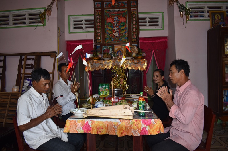 Gia đ&igrave;nh anh Danh &Uacute;t (ấp Đường Đ&agrave;o, x&atilde; Hồ Thị Kỷ) đang c&ugrave;ng nhau chuẩn bị m&acirc;m lễ d&acirc;ng l&ecirc;n b&agrave;n thờ tổ ti&ecirc;n. Tr&ecirc;n chiếc b&agrave;n gỗ đặt dưới tấm ảnh cửu huyền thất tổ, những đĩa cơm vắt (Bai B&ecirc;nd), m&acirc;m tr&aacute;i c&acirc;y đủ sắc m&agrave;u c&ugrave;ng những l&aacute; cờ cá s&acirc;́u ngũ sắc được sắp xếp chỉn chu.