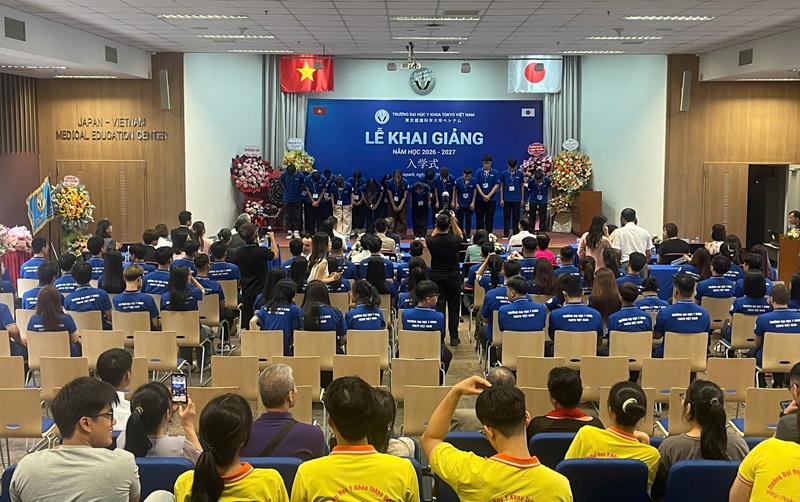 C&ugrave;ng ch&agrave;o đ&oacute;n t&acirc;n sinh vi&ecirc;n K11